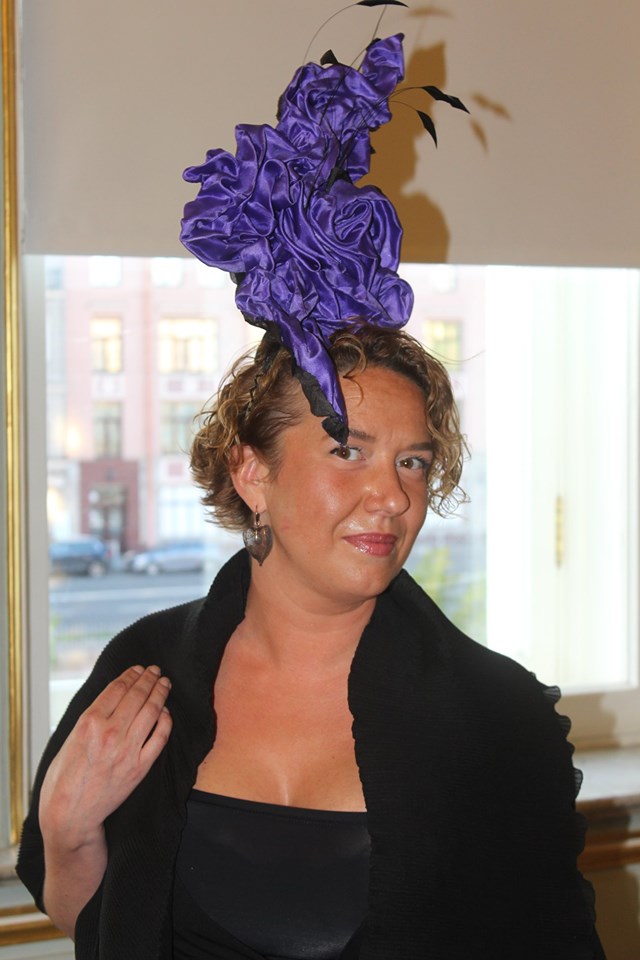 Дамская шляпка правила балом "Страсти по дворцу" в особняке Серебрякова.