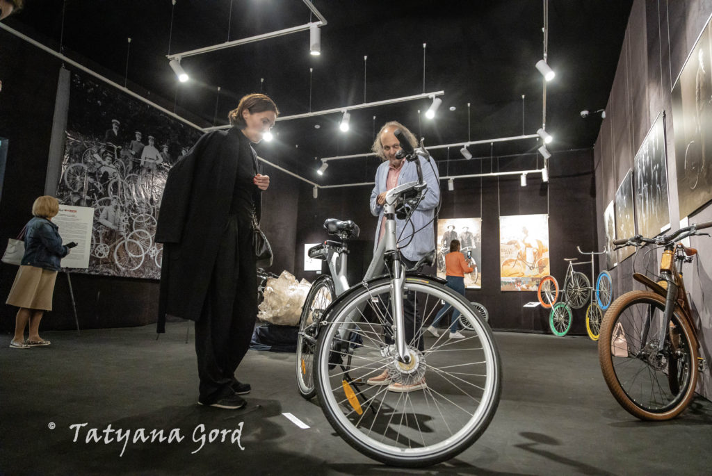 "В обнимку с велосипедом" - интересные встречи на выставке с таким названием на Итальянской, д 5.