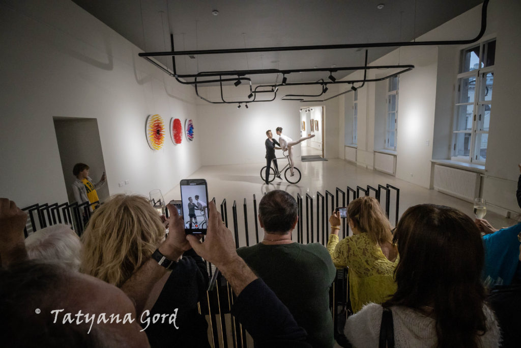 В  день 91-летия  «Музея циркового искусства» в Арт Галерее на Итальянской, 5 открылась выставка «В обнимку с велосипедом (прошлое, настоящее, будущее)».